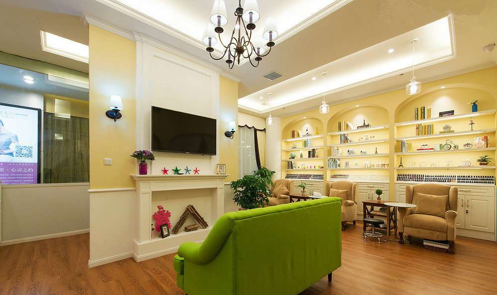 130平米美甲沙龍店裝修設(shè)計效果圖