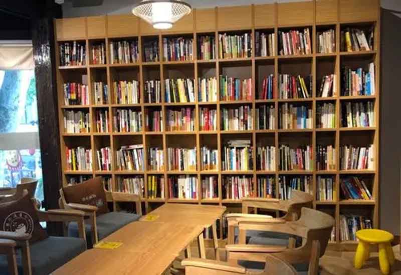 　　在快節(jié)奏的現(xiàn)代生活中，書店不僅是售賣書籍的場(chǎng)所，更是人們心靈棲息的港灣。對(duì)于鄭州的書店而言，如何通過裝修設(shè)計(jì)營(yíng)造濃郁的書香氛圍，打造舒適宜人的閱讀區(qū)，成為吸引讀者、提升競(jìng)爭(zhēng)力的關(guān)鍵。接下來，就從多個(gè)維度為你解析鄭州書店?duì)I造書香氛圍與舒適閱讀區(qū)的設(shè)計(jì)方案。  　　1、整體布局規(guī)劃：打造流暢閱讀動(dòng)線  　　合理的整體布局是營(yíng)造良好閱讀體驗(yàn)的基礎(chǔ)。鄭州書店在設(shè)計(jì)時(shí)，可采用開放式與半開放式相結(jié)合的布局。將暢銷書、熱門書籍放置在入口顯眼位置，吸引讀者目光;按照文學(xué)、社科、兒童等不同類別劃分書籍陳列區(qū)域，每個(gè)區(qū)域設(shè)置清晰的指示牌。同時(shí)，在各個(gè)區(qū)域間留出寬敞的通道，避免擁擠雜亂，形成流暢的閱讀動(dòng)線。此外，可設(shè)置獨(dú)立的文創(chuàng)產(chǎn)品區(qū)、咖啡休閑區(qū)，與書籍陳列區(qū)相互呼應(yīng)，既豐富書店業(yè)態(tài)，又能引導(dǎo)讀者自然穿梭于不同空間，延長(zhǎng)停留時(shí)間。  　　2、色彩與燈光設(shè)計(jì)：烘托靜謐書香氛圍  　　色彩和燈光對(duì)書店氛圍的營(yíng)造起著至關(guān)重要的作用。在色彩選擇上，應(yīng)以沉穩(wěn)、寧?kù)o的色調(diào)為主，墻面可選用米白色、淺灰色等淡雅色彩，搭配木質(zhì)書架的暖棕色，營(yíng)造出溫馨而不失莊重的氛圍。燈光設(shè)計(jì)則需兼顧功能性與氛圍營(yíng)造，采用柔和的暖光作為基礎(chǔ)照明，均勻照亮整個(gè)書店空間;在書架區(qū)域設(shè)置局部射燈，突出書籍陳列，方便讀者查找;閱讀區(qū)的燈光要更加柔和，可使用臺(tái)燈、落地?zé)舻?，避免?qiáng)光直射，為讀者打造靜謐舒適的閱讀環(huán)境，讓讀者沉浸在書香之中。  　　3、閱讀區(qū)細(xì)節(jié)設(shè)計(jì)：提升舒適閱讀體驗(yàn)  　　舒適的閱讀區(qū)是書店留住讀者的核心。閱讀區(qū)的座椅選擇至關(guān)重要，應(yīng)采用符合人體工程學(xué)的沙發(fā)、靠椅，搭配柔軟的坐墊和靠枕，確保讀者長(zhǎng)時(shí)間閱讀不易產(chǎn)生疲勞感。閱讀桌椅的高度要合理搭配，桌面寬敞，方便讀者放置書籍和飲品。同時(shí)，在閱讀區(qū)設(shè)置充足的電源插座和 USB 接口，滿足讀者電子設(shè)備充電需求。此外，閱讀區(qū)的隔音設(shè)計(jì)也不容忽視，可采用吸音材料裝飾墻面和天花板，減少外界噪音干擾，為讀者提供安靜的閱讀空間。  　　4、文化元素融入：強(qiáng)化書店獨(dú)特氣質(zhì)  　　融入豐富的文化元素能讓書店更具辨識(shí)度和吸引力。鄭州有著深厚的歷史文化底蘊(yùn)，書店可將本地文化特色融入裝修設(shè)計(jì)中。例如，在墻面裝飾上展示鄭州的歷史建筑、文化名人等圖片或繪畫;設(shè)置本土文化書籍專區(qū)，陳列與鄭州相關(guān)的歷史、民俗、藝術(shù)等書籍;還可定期舉辦與鄭州文化相關(guān)的講座、讀書分享會(huì)等活動(dòng)，讓書店成為傳播本土文化的平臺(tái)。此外，通過擺放藝術(shù)擺件、懸掛書法作品等方式，提升書店的文化品味，強(qiáng)化其獨(dú)特氣質(zhì)，讓讀者在閱讀之余，也能感受到文化的熏陶。  　　鄭州書店通過科學(xué)的整體布局規(guī)劃、巧妙的色彩燈光設(shè)計(jì)、貼心的閱讀區(qū)細(xì)節(jié)處理以及豐富的文化元素融入，能夠成功營(yíng)造出濃厚的書香氛圍與舒適的閱讀區(qū)。這樣的設(shè)計(jì)不僅能滿足讀者對(duì)高品質(zhì)閱讀環(huán)境的需求，還能讓書店成為城市文化的重要載體，吸引更多讀者走進(jìn)書店，享受閱讀的樂趣，為鄭州的文化建設(shè)與發(fā)展貢獻(xiàn)力量。