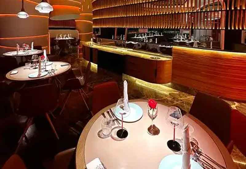 鄭州高端西餐廳裝修：奢華氛圍與優(yōu)雅格調(diào)營(yíng)造
