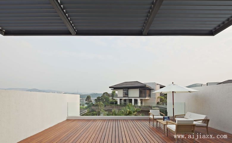 簡單大方的現(xiàn)代風(fēng)格別墅陽臺裝修效果圖