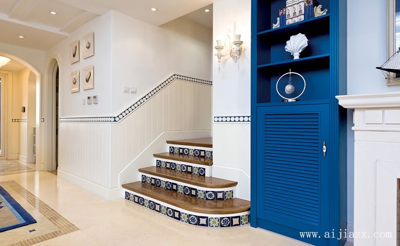 簡(jiǎn)單大方的地中海風(fēng)格走道樓梯裝修效果圖